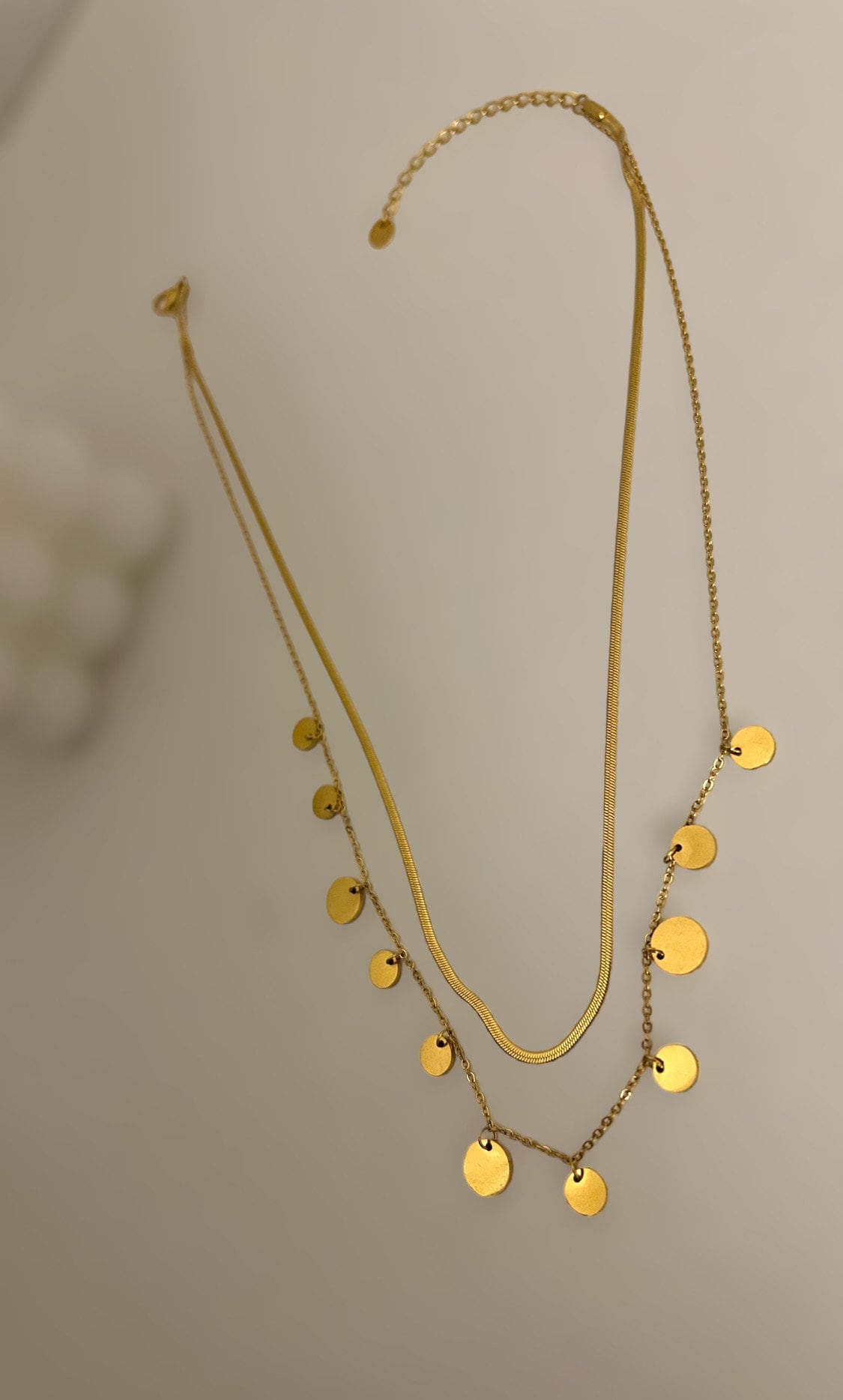 Collar de cadena en capas de oro con colgante de moneda redonda de acero inoxidable 316 de 18 quilates